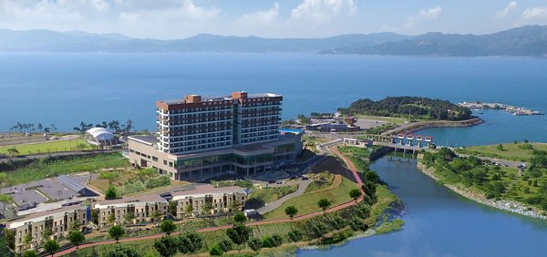 Exterior of Sun Valley Resort Goheung on the shore of Goheung Bay