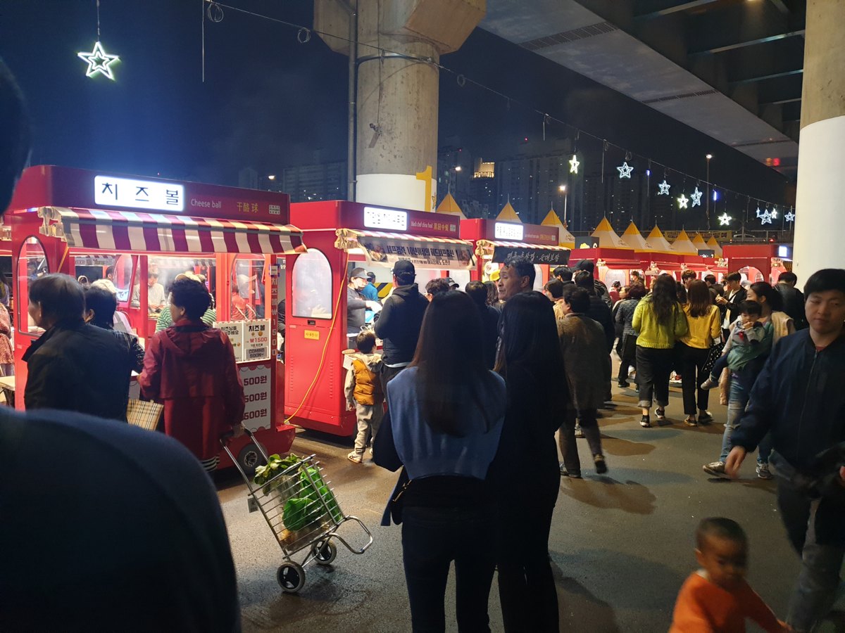 Chilseong Night Market on the banks of the Sincheon Stream